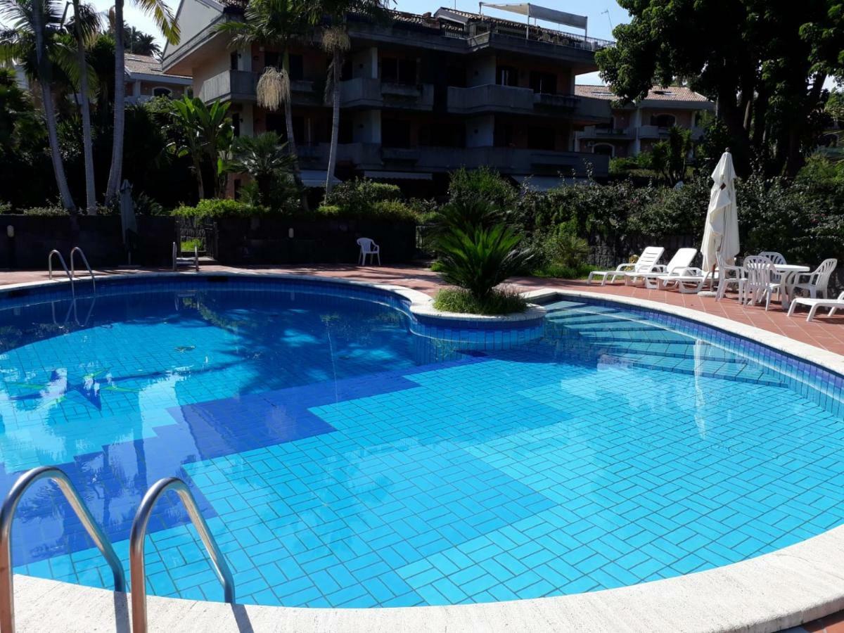 Chloe'S Apartment Acireale Bagian luar foto